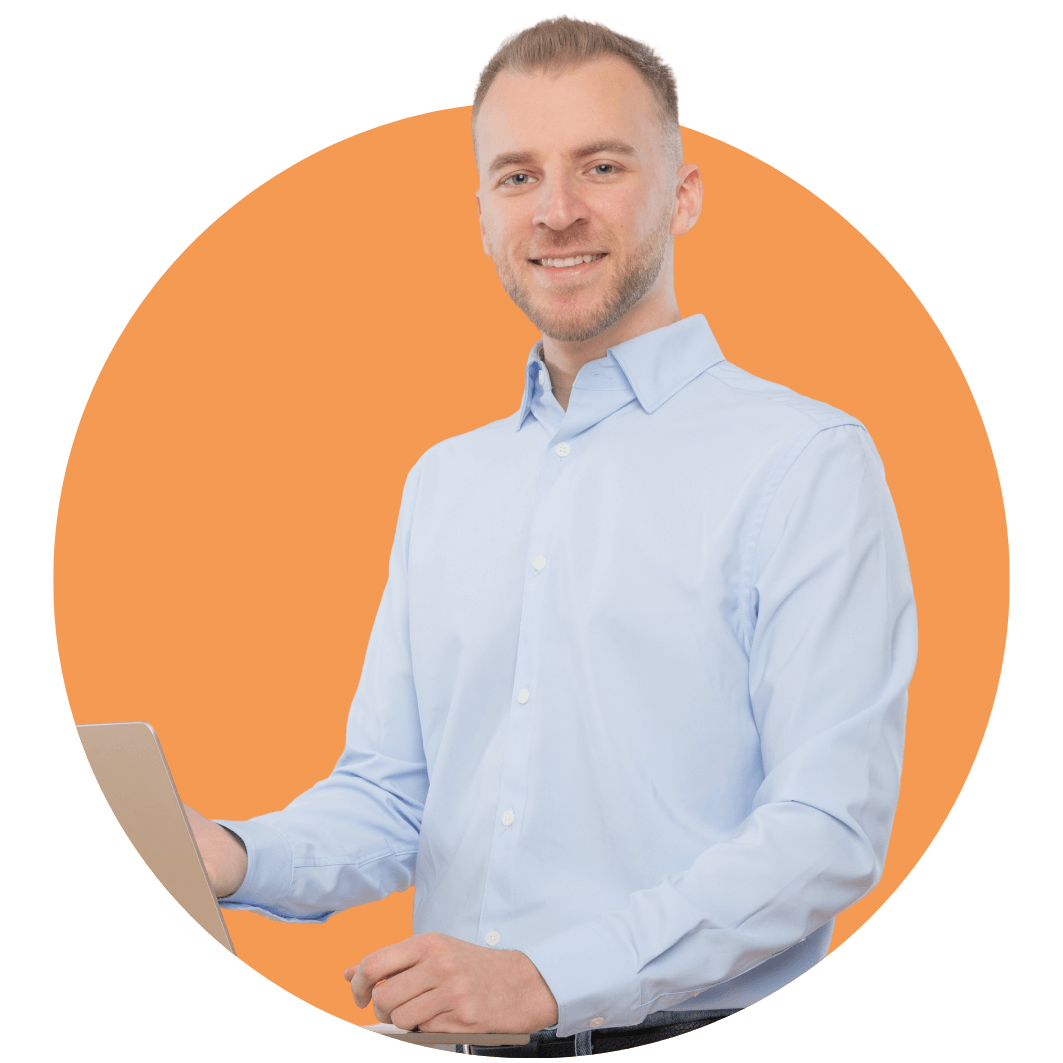 Makai Bence portré narancssárga háttérrel